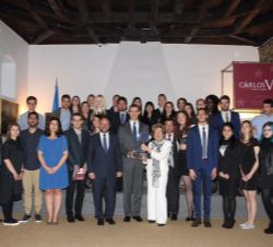 Fotografía de grupo de Su Majestad el Rey junto a una representación de estudiantes Erasmus, uno por cada uno de los 28 estados miembros de la UE