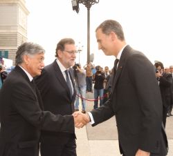 Su Majestad el Rey recibe el saludo del embajador de Ecuador en España, Eduardo Miguel Calahorrano