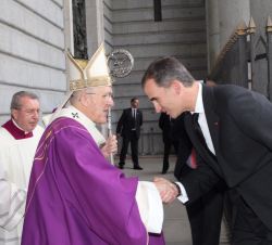 Su Majestad el Rey recibe el saludo del arzobispo de Madrid, monseñor Carlos Osoro