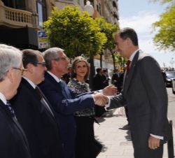 Su Majestad el Rey recibe el saludo del alcalde de Tarragona y presidente del comité organizador de los Juegos Mediterráneos Tarragona 2017, Josep Fèl