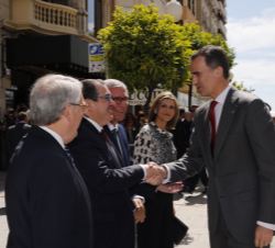 Su Majestad el Rey recibe el saludo del consejero de Interior de la Generalitat de Cataluña, Jordi Jané