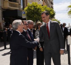 Su Majestad el Rey recibe el saludo del presidente de la Diputación Provincial de Tarragona y alcalde de Vilaseca, Josep Poblet