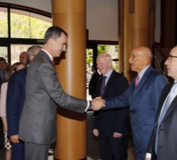 Su Majestad el Rey recibe el saludo del presidente del comité internacional de los Juegos Mediterráneos, Amar Addadi