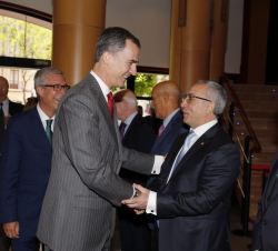 Su Majestad el Rey recibe el saludo del presidente del Comité Olímpico Español, Alejandro Blanco