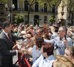 Don Felipe recibe el cariño del público congregado a su salida del Teatro Tarragona