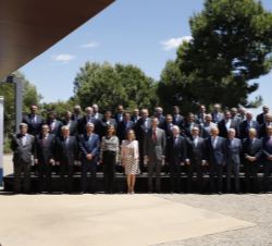 Su Majestad el Rey junto a los miembros ejecutivos de los Comités Olímpicos Europeos, autoridades y patrocinadores de los Juegos del Mediterráneo Tarr