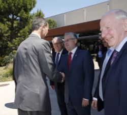 Su Majestad el Rey saluda al alcalde de Salou, Pere Granados