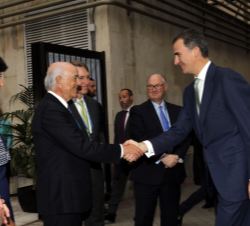 Su Majestad el Rey recibe el saludo del presidente del BBVA, Francisco González