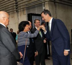 Su Majestad el Rey recibe el saludo de la presidenta del Grupo Santander, Ana Botín