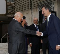 Su Majestad el Rey recibe el saludo del presidente del Grupo Banco Sabadell, Josep Oliú