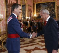 Su Majestad el Rey saluda al ministro de Defensa en funciones, Pedro Morenés, en la recepción en el Palacio Real de Madrid
