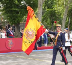 Sus Majestades los Reyes durante el desfile del Batallón Mixto