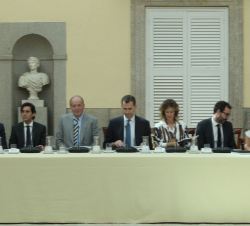 Don Felipe y Don Juan Carlos, en la mesa presidencial, junto a los responsables ejecutivos de la Fundación Cotec