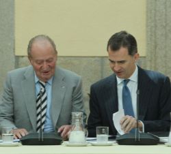 Don Felipe y Don Juan Carlos conversan durante la reunión del Patronato de la Fundación Cotec
