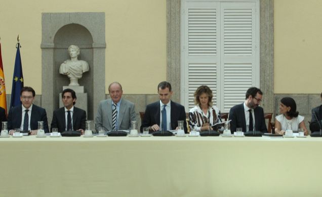 Don Felipe y Don Juan Carlos, en la mesa presidencial, junto a los responsables ejecutivos de la Fundación Cotec
