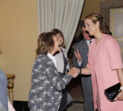 Su Alteza Real la Infanta Doña Elena recibe el saludo de la vocal asesora de Programas Culturales del Patrimonio Nacional, Pilar Martín-Laborda
