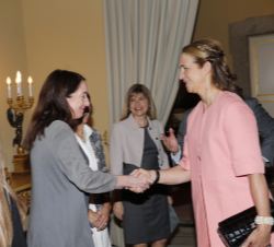 Su Alteza Real la Infanta Doña Elena recibe el saludo de la galardonada con el Premio Nacional de Ilustración 2015, Elena Odriozola