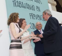 Alejandro Echevarría, presidente de Mediaset, recibe un reconocimiento y el saludo de Doña Letizia y Doña Sofía por el apoyo de Mediaset a la FAD