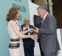José Antonio Sánchez, presidente de la Corporación de RTVE, recibe un reconocimiento y el saludo de Doña Letizia y Doña Sofía por el apoyo de Radiotel
