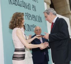 Antonio Fernández-Galiano, presidente de Unedisa, recibe un reconocimiento y el saludo de Doña Letizia y Doña Sofía por el apoyo de Unedisa a la FAD