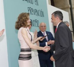 Fernando Giménez Barriocanal, presidente y consejero delegado de la Cadena Cope, recibe un reconocimiento y el saludo de Doña Letizia y Doña Sofía por