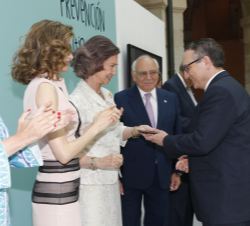 Javier Moll, presidente de Editorial Prensa Ibérica, recibe un reconocimiento y el saludo de Doña Letizia y Doña Sofía por el apoyo de Prensa Ibérica 