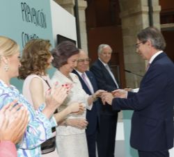 José Antonio Vera, presidente de la Agencia EFE, recibe un reconocimiento y el saludo de Doña Letizia y Doña Sofía por el apoyo de EFE a la FAD