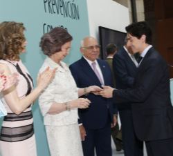 Javier Palomo, secretario general de la Asociación de Canales Temáticos de Televisión (CONECTA) recibe un reconocimiento y el saludo de Doña Letizia y