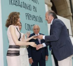 Carlos Rubio, director de general de la Asociación Española de Agencias de Comunicación Publicitaria, recibe un reconocimiento y el saludo de Doña Let