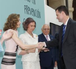Alberto Cáceres, director de general de Clear Channel, recibe un reconocimiento y el saludo de Doña Letizia y Doña Sofía por el apoyo de Clear Channel