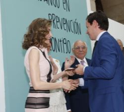 Juan José Díaz-Valdés, responsable comercial de JC Decaux y Cemusa, recibe un reconocimiento y el saludo de Doña Letizia y Doña Sofía por el apoyo pre