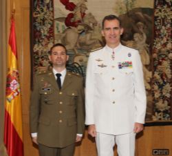 Su Majestad el Rey junto al número uno del Curso, Comandante del Cuerpo General del Ejército de Tierra, Enrique Jesús Moreno Esteban