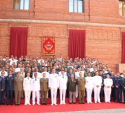 Don Felipe junto a los componentes del XVII Curso de Estado Mayor de la Escuela Superior de las Fuerzas Armadas