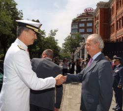 Su Majestad el Rey recibe el saludo del ministro de Defensa en funciones, Pedro Morenés Eulate