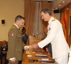 Su Majestad el Rey hace entrega del diploma al número uno del Curso, comandante Enrique Jesús Moreno Esteban