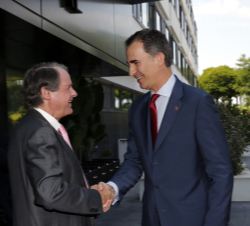 Su Majestad el Rey a su llegada a Girona recibe el saludo del presidente de la Fundación Princesa de Girona, Francisco Belil