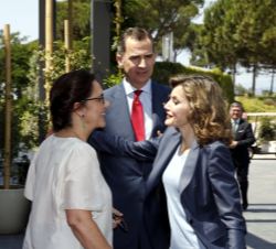 Sus Majestades los Reyes a su llegada a Girona reciben el saludo de la directora general de le Fundación Princesa de Girona, Mònica Margarit