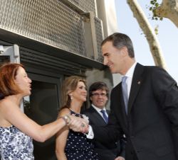 Su Majestad el Rey recibe el saludo de la alcaldesa de Girona, Marta Madrenas