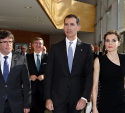 Sus Majestades los Reyes acompoñados por el presidente de la Generalitat de Cataluña durante el recorrido hacia la Sala Montsalvatge
