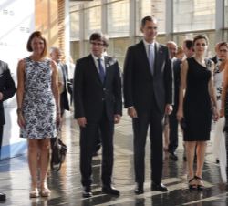 Sus Majestades los Reyes junto a las autoridades asistentes a la ceremonia de entrega de los Premios Princesa de Girona 2016