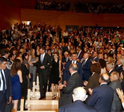 Sus Majestdes los Reyes accediendo a la Sala Montsalvatge del Auditorio-Palacio de Congresos de Girona