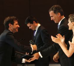 Don Felipe y Doña Letizia hacen entrega del Premio