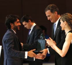 Don Felipe y Doña Letizia hacen entrega del Premio al galardonado