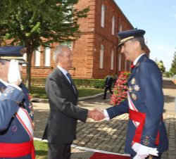 Su Majestad el Rey a su llegada a la Academia Básica del Aire recibe el saludo del ministro de Defensa en funciones, Pedro Morenes
