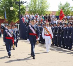 Su Majestad el Rey acompañado por el jefe de Estado Mayor del Ejército del Aire y el jefe del Cuarto Militar pasa revista a la fuerza