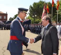 Su Majestad el Rey recibe el saludo del presidente de la Junta de Castilla y León, Juan Vicente Herrerra, en presencia de la presidenta de las Cortes 