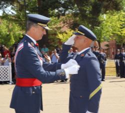 Su Majestad el Rey condecora la número Uno de la XXIV Promoción del Cuerpo General del Ejército del Aire, Luis Alberto Puigdomenech Novoa