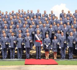 Fotografía de grupo de Su Majestad el Rey con los nuevos sargentos de la XXIV Promoción del Cuerpo General del Ejército del Aire