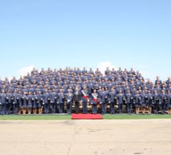 Fotografía de grupo de Su Majestad el Rey con los nuevos sargentos de la XXIV Promoción del Cuerpo General del Ejército del Aire