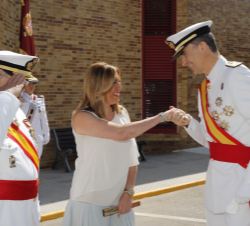 Su Majestad el Rey recibe el saludo de la presidenta de la Junta de Andalucia, Susana Díaz Pacheco, a su llegada a la Escuela de Suboficiales de la Ar